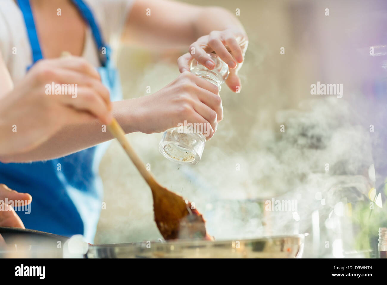 Couple cooking in kitchen Banque D'Images