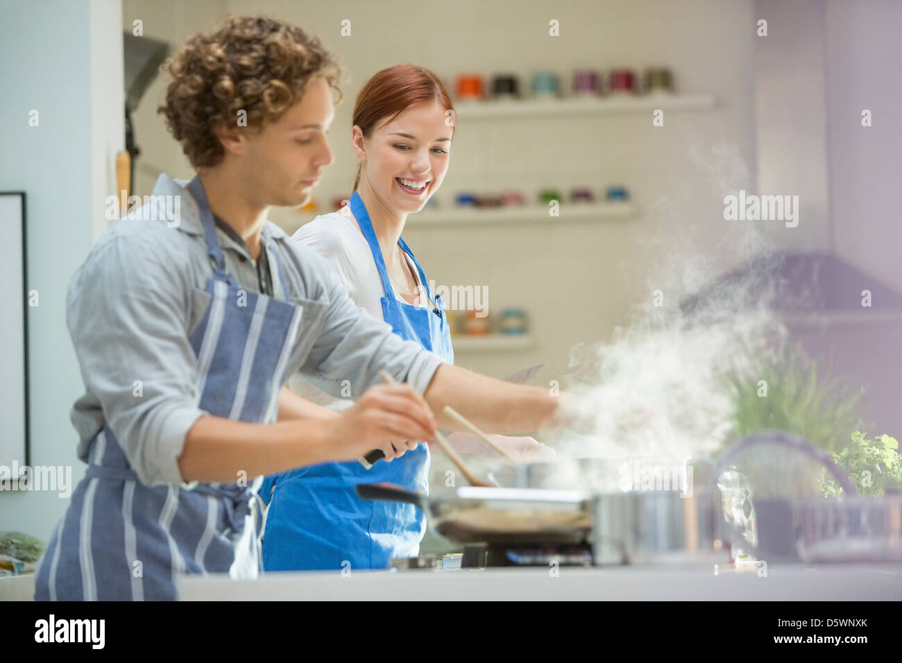 Couple cooking in kitchen Banque D'Images