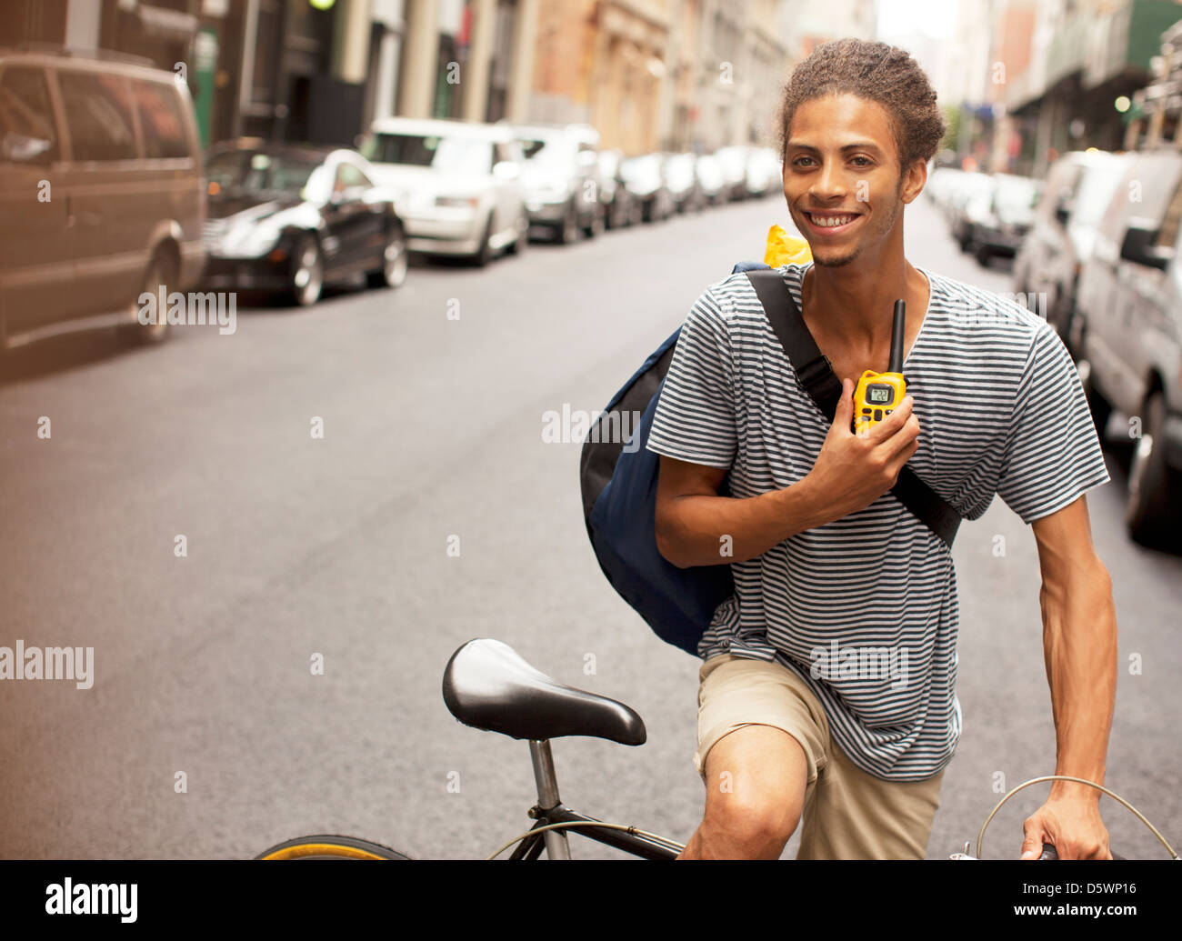 Man riding bicycle on city street Banque D'Images