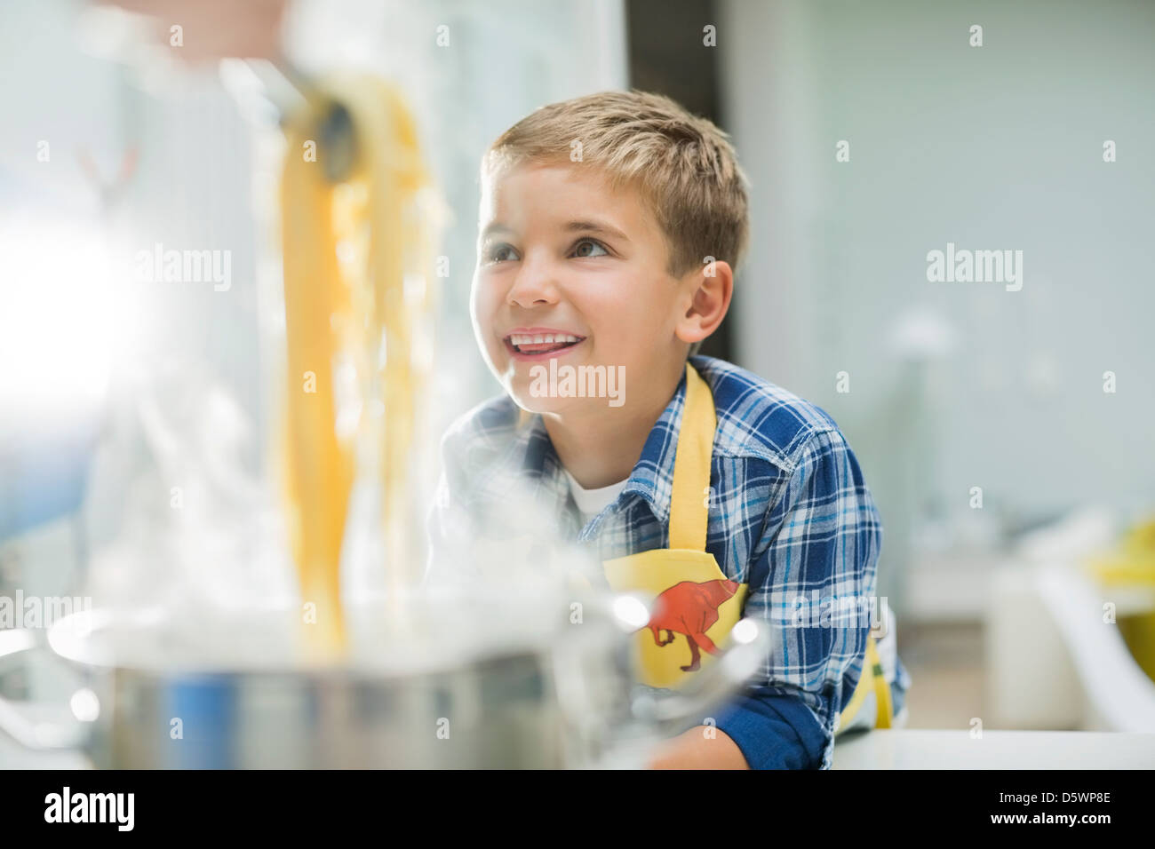 Boy smiling in kitchen Banque D'Images