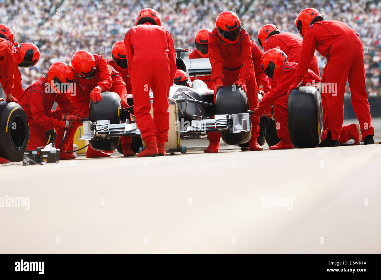 L'équipe de course automobile travaillant au pit stop Banque D'Images