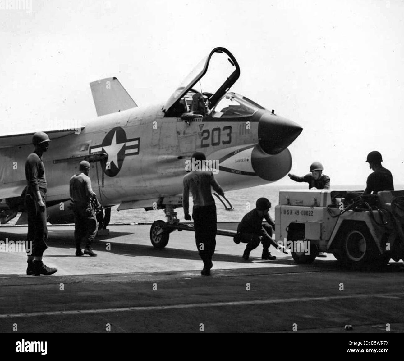 Le Vought F-8U-1E Crusader du Fighter Squadron FSVF-32 'Swordsmen' est positionné sur l'ascenseur de l'USS Saratoga (CVA-60) en 1959. Le F-8U-1E était un chasseur à porte-avions utilisé par l'US Navy à la fin des années 1950 et au début des années 1960 Banque D'Images