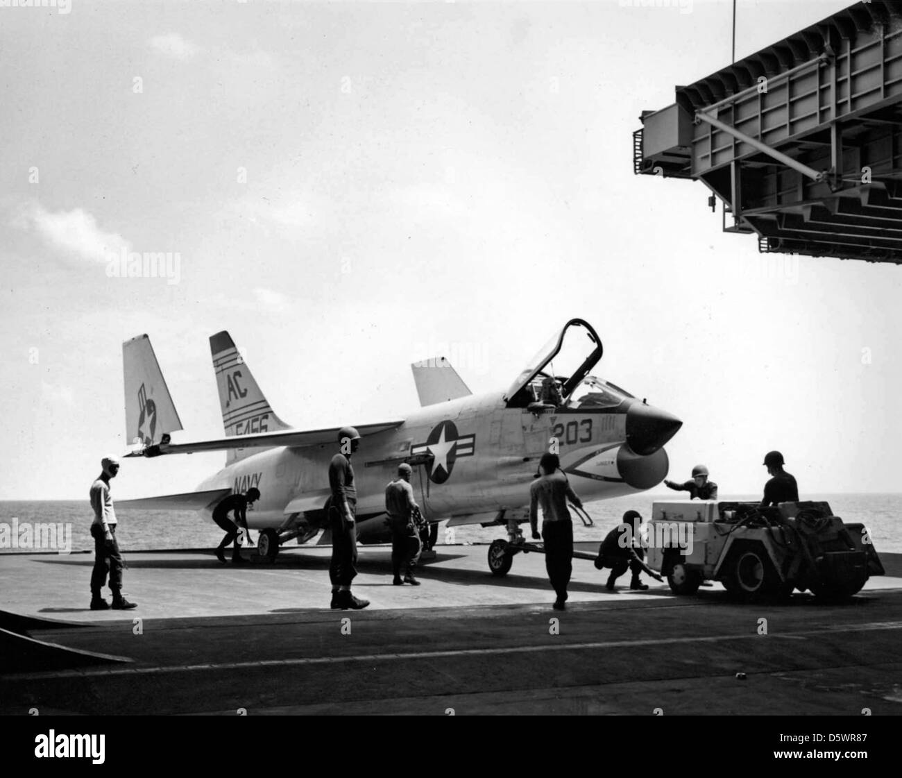 Le Vought F-8U-1E Crusader du Fighter Squadron FSVF-32 'Swordsmen' est montré sur l'ascenseur de l'USS Saratoga (CVA-60) en 1959. Le Crusader était un chasseur à porte-avions utilisé par l'US Navy. Banque D'Images