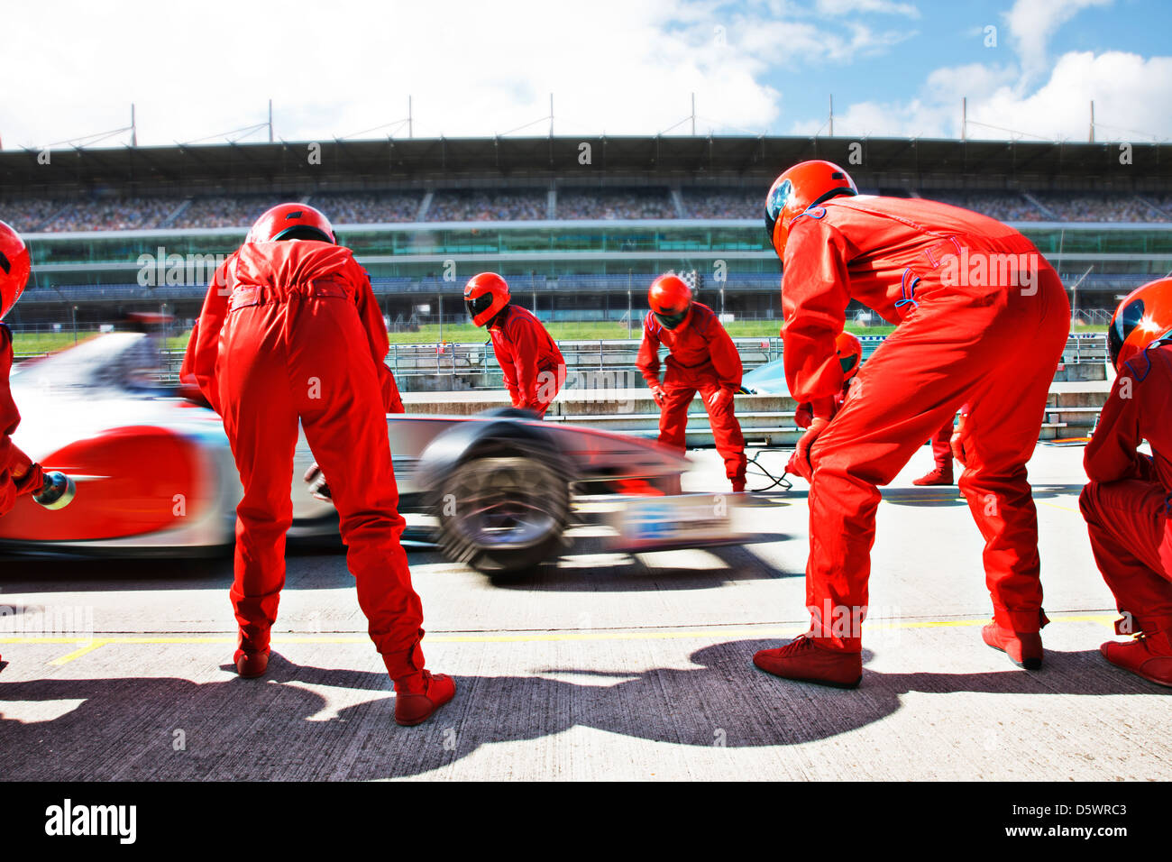 Racing team working at pit stop Banque D'Images