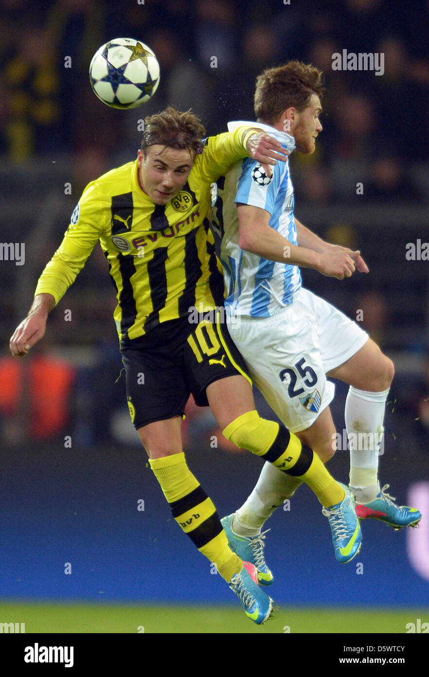 Dortmund, Allemagne. 9 avril 2013. Le Dortmund Mario Goetze (L) et Malaga's Antunes défi pour la balle durant le quart de finale de la Ligue des Champions de football match match retour entre Borussia Dortmund et Malaga CF au stade de BVB Dortmund à Dortmund, en Allemagne. Credit : Action Plus Sport Images /Alamy Live News Banque D'Images