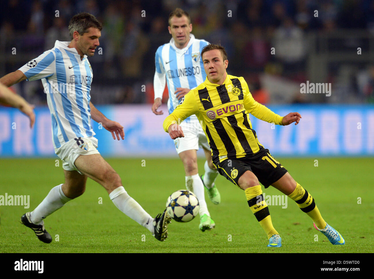 Dortmund, Allemagne. 9 avril 2013. Le Dortmund Mario Goetze (R) et Malaga's Jeremy Toulalan défi pour la balle durant le quart de finale de la Ligue des Champions de football match match retour entre Borussia Dortmund et Malaga CF au stade de BVB Dortmund à Dortmund, en Allemagne. Credit : Action Plus Sport Images /Alamy Live News Banque D'Images