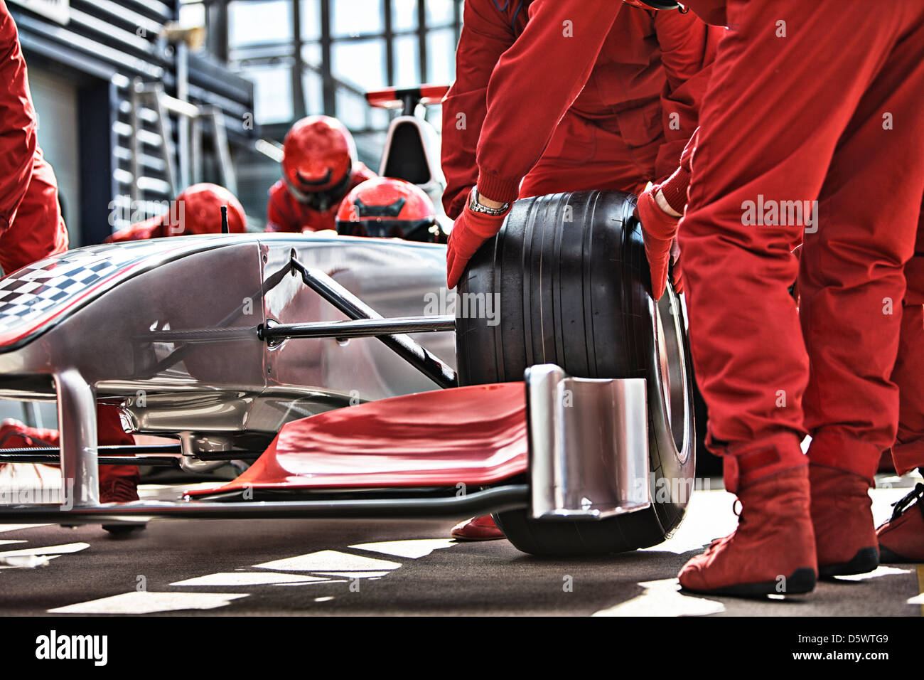 Racing team working at pit stop Banque D'Images