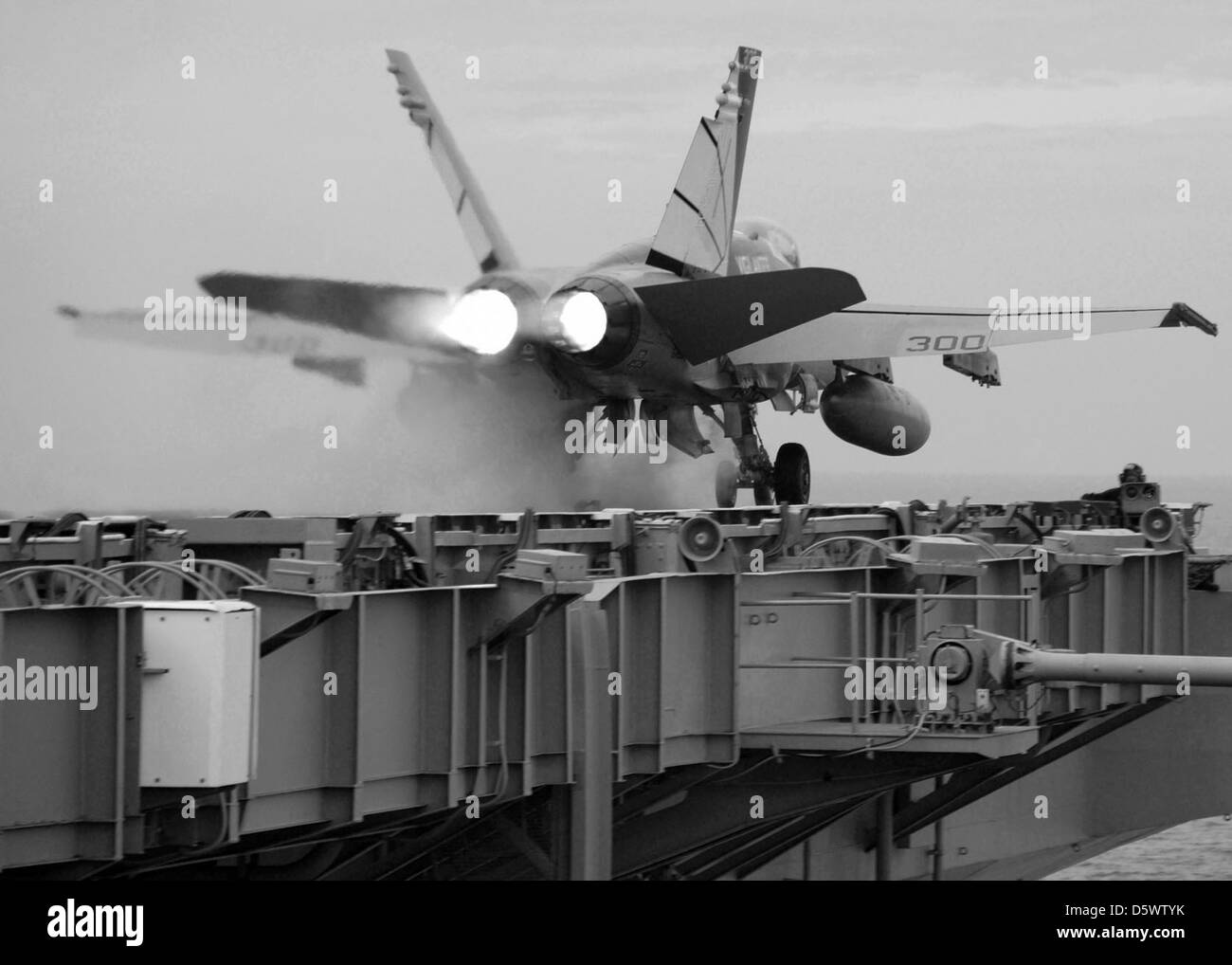 Un f/a-18C Hornet affectés à l 'justiciers' d'un escadron de combat interarmées cinq un lance à partir de l'un des porte-avions de classe nimitz USS Abraham Lincoln catapultes à vapeur pendant les opérations de vol en route dans l'océan pacifique, oct. 27, 2007. (U.s. navy photo by mass communication specialist 3rd class James Evans. r) (sortie) Banque D'Images