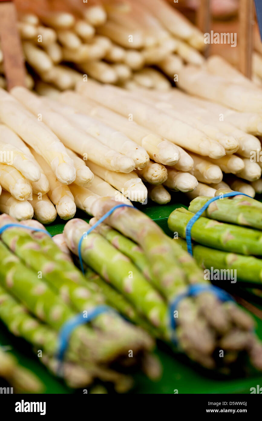 Collection de produits de saison légumes asperges sur market Banque D'Images