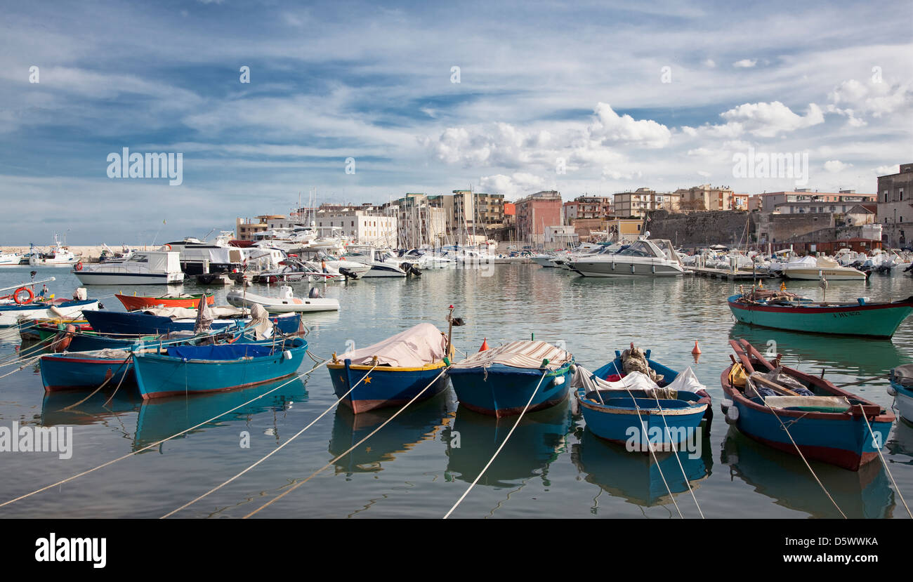 Boats docked in urban harbor Banque D'Images