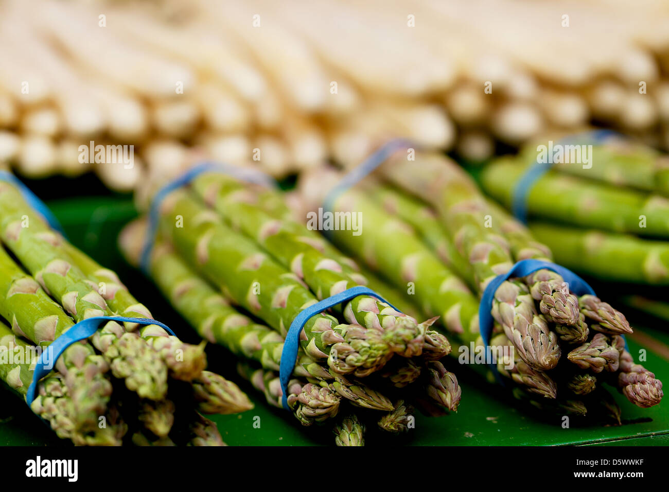 Collection de produits de saison légumes asperges sur market Banque D'Images