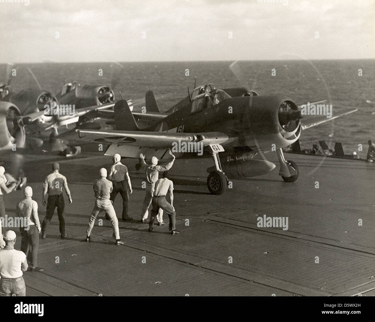 Le Grumman F6F-3 'Hellcat', piloté par le commandant Joseph C. Clifton, se prépare au lancement depuis l'USS Saratoga (CV-3). Le F6F était un avion de chasse clé sur le théâtre du Pacifique pendant la seconde Guerre mondiale, connu pour son succès au combat et son taux élevé d'abattage. Banque D'Images