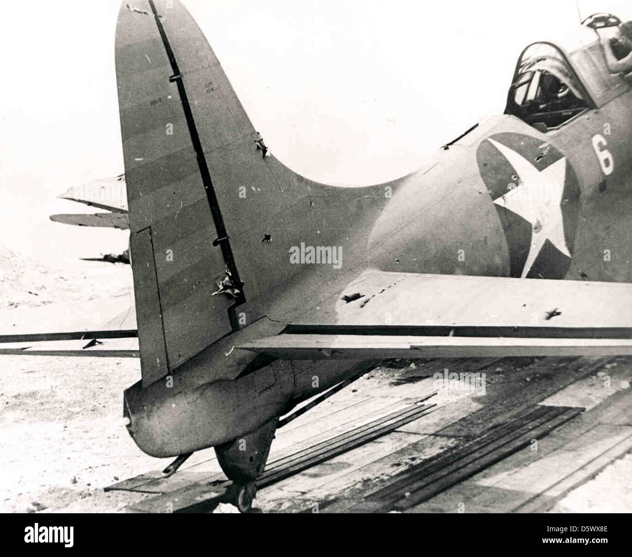 Vue de la queue de douglas sbd-2 'dauntless' montrant les dégâts de combat infligées pendant la bataille de Midway. Cette photo a été prise sur l'atoll de Midway. Banque D'Images