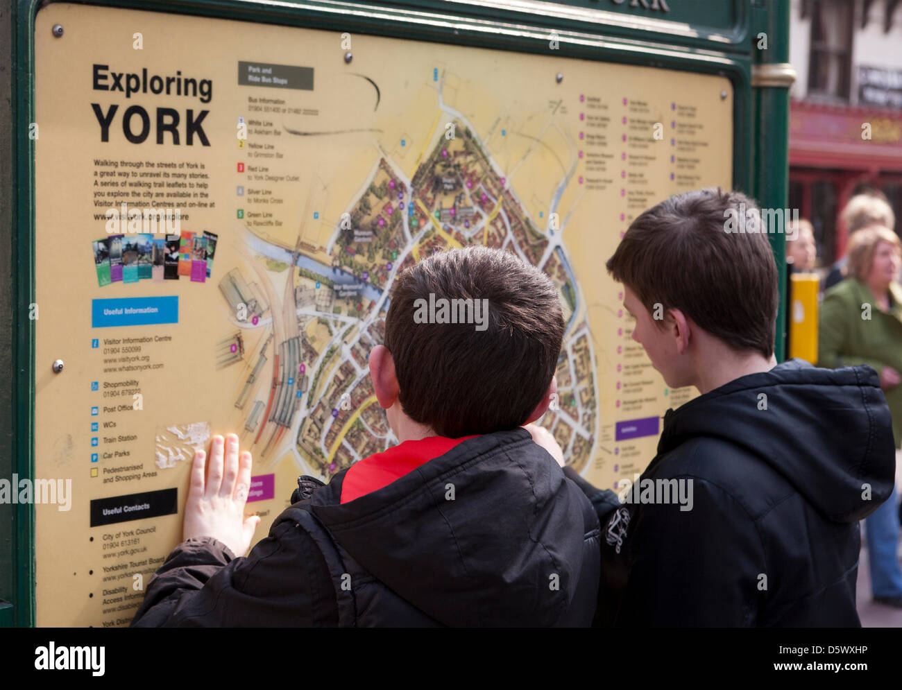 Ville de New York, North Yorkshire, UK, mardi 9 avril 2013. Owen et Sam Elias se référant à la carte des rues de New York pour regarder les artistes de rue, musiciens ambulants autorisés, les touristes et les foules à York Centre détail profitant du soleil du printemps et d'attractions dans le quartier central des affaires. Banque D'Images