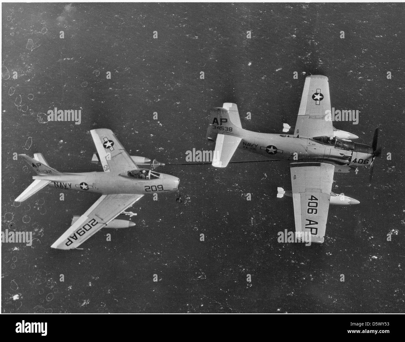 North American FJ-3 (F-1C) de "colère" VF-62 et d'un AD-6 'Skyraider Douglas' de la VA-105. Banque D'Images