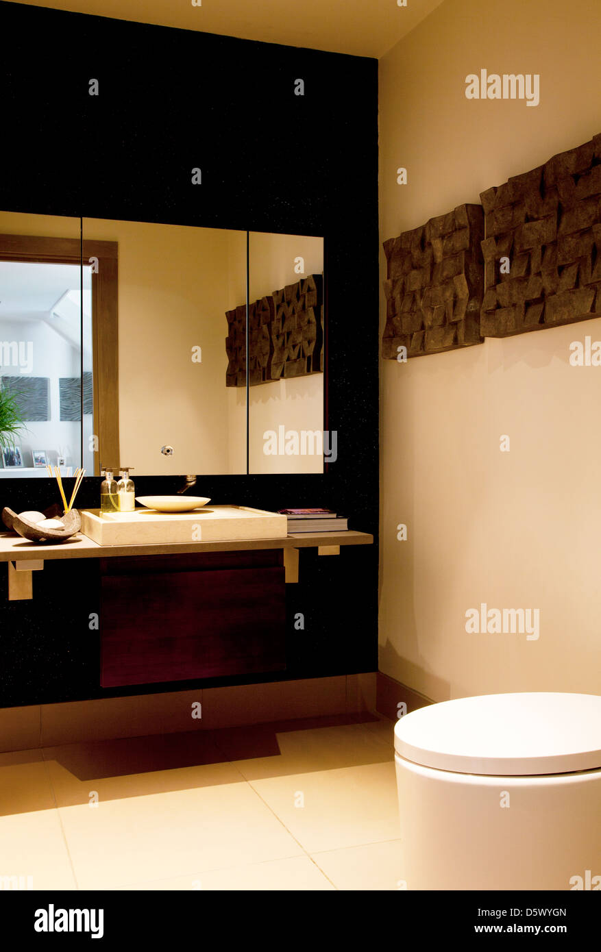 Miroir et lavabo de salle de bains moderne Banque D'Images