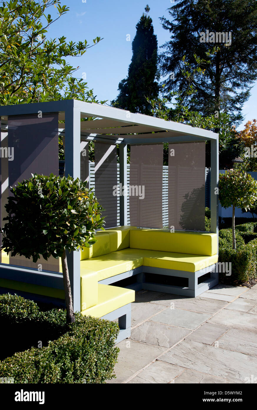 Canapé et gazebo de jardin moderne Banque D'Images