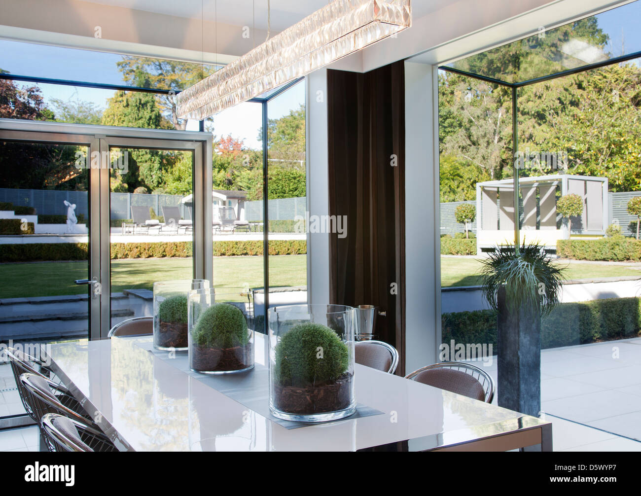 Centres de table table de salle à manger moderne dans Banque D'Images