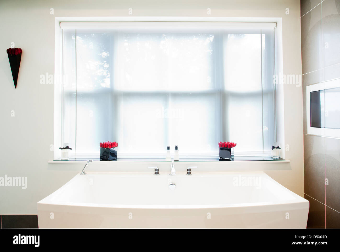 Lavabo et fenêtre dans salle de bains moderne Banque D'Images