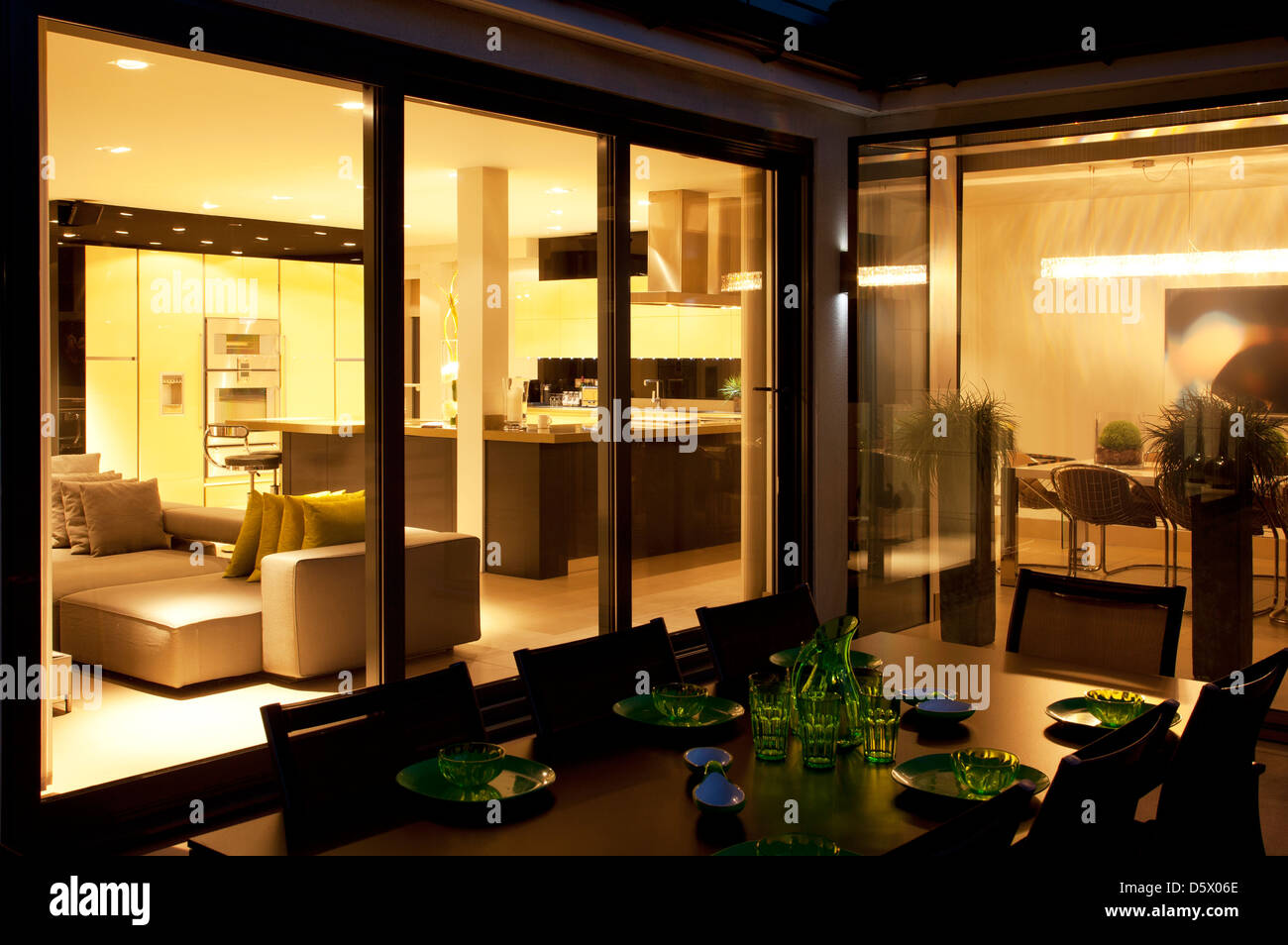 Table d'extérieur et salle de séjour de modern home Banque D'Images