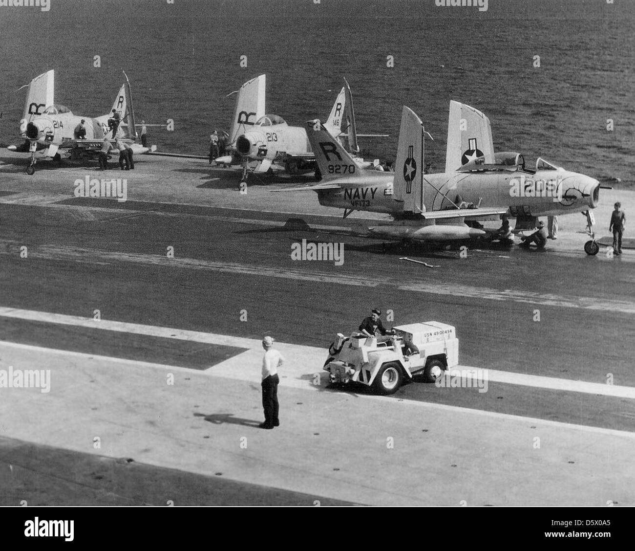 Les FJ-3 Fury nord-américains du VF-173 sont stationnés sur le pont de l'USS Saratoga (CVA-60). Ces chasseurs basés sur porte-avions ont été utilisés pour la défense aérienne et les missions de combat pendant la guerre froide. Banque D'Images