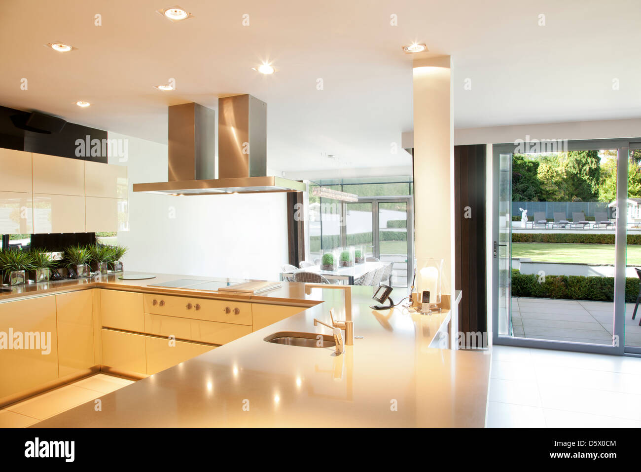 Compteurs et cuisinière dans une cuisine moderne Banque D'Images