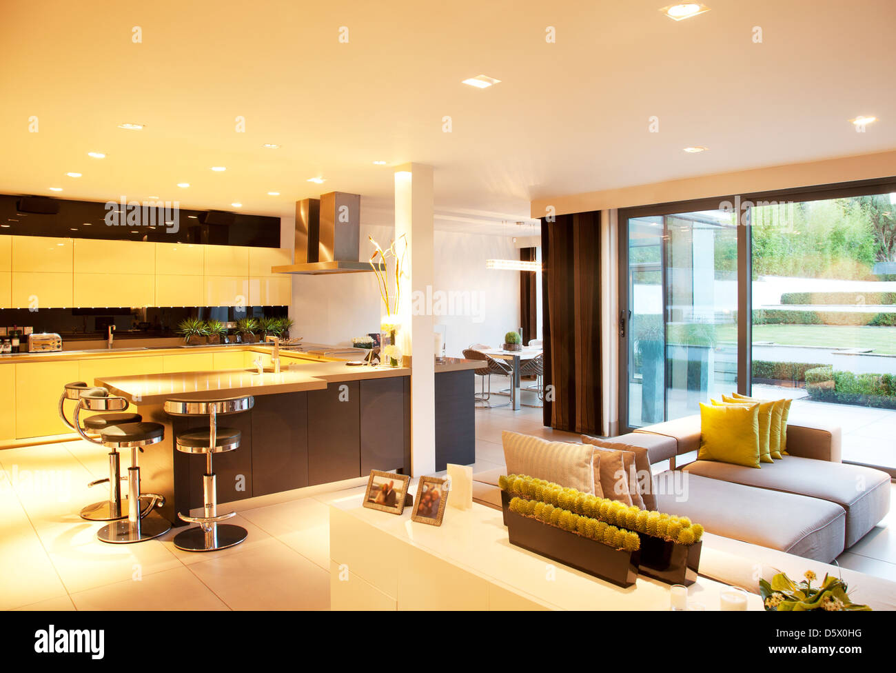 Cuisine et salle de séjour dans la maison moderne Banque D'Images