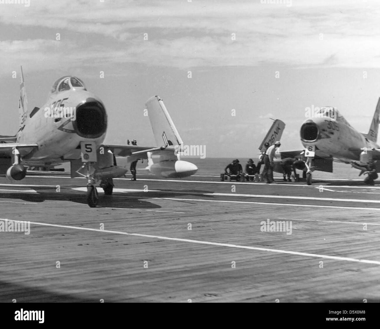 Le FJ-4B nord-américain Fury de taxis va-146 sur le pont d'envol de l'USS Oriskany (CVA-34). Le Fury était un chasseur à porte-avions utilisé par la marine américaine pour des missions de soutien aérien rapproché et de bombardement tactique. Banque D'Images