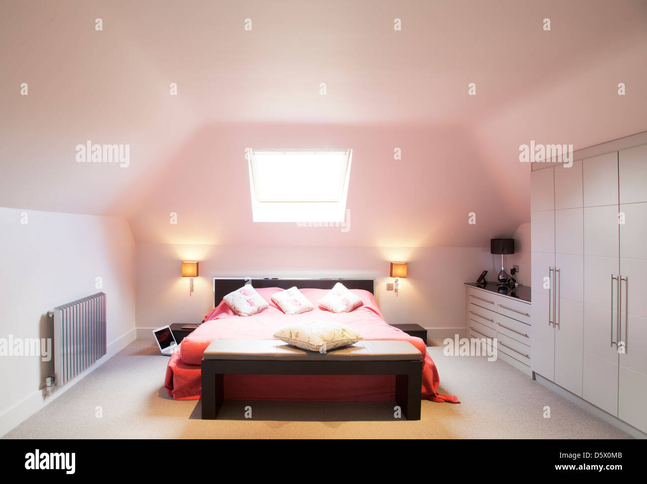 Lit et chambre à coucher moderne dans la fenêtre Banque D'Images