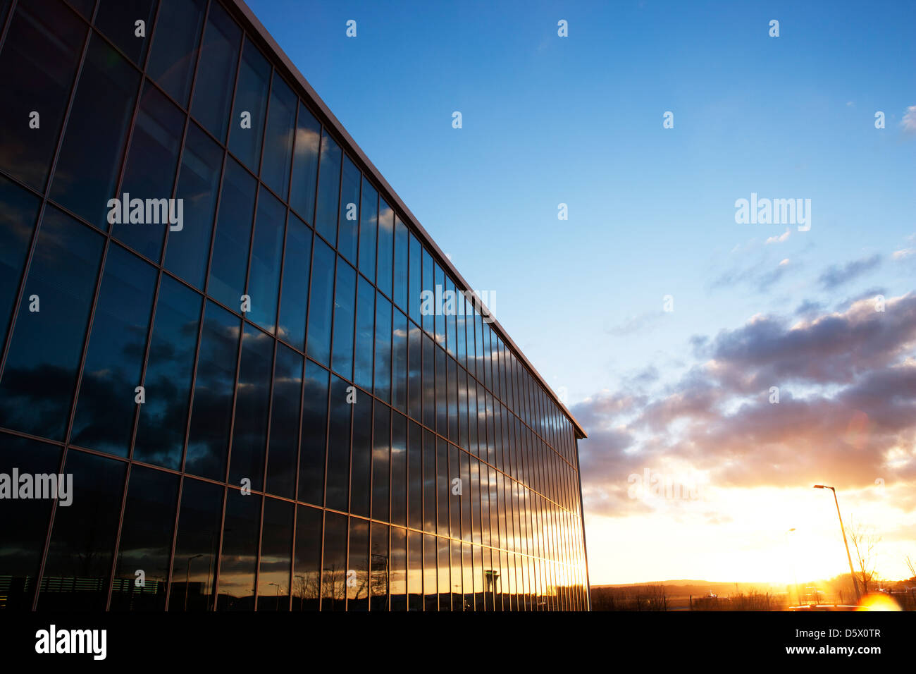 Lever du soleil Ciel reflétées dans un immeuble moderne windows Banque D'Images
