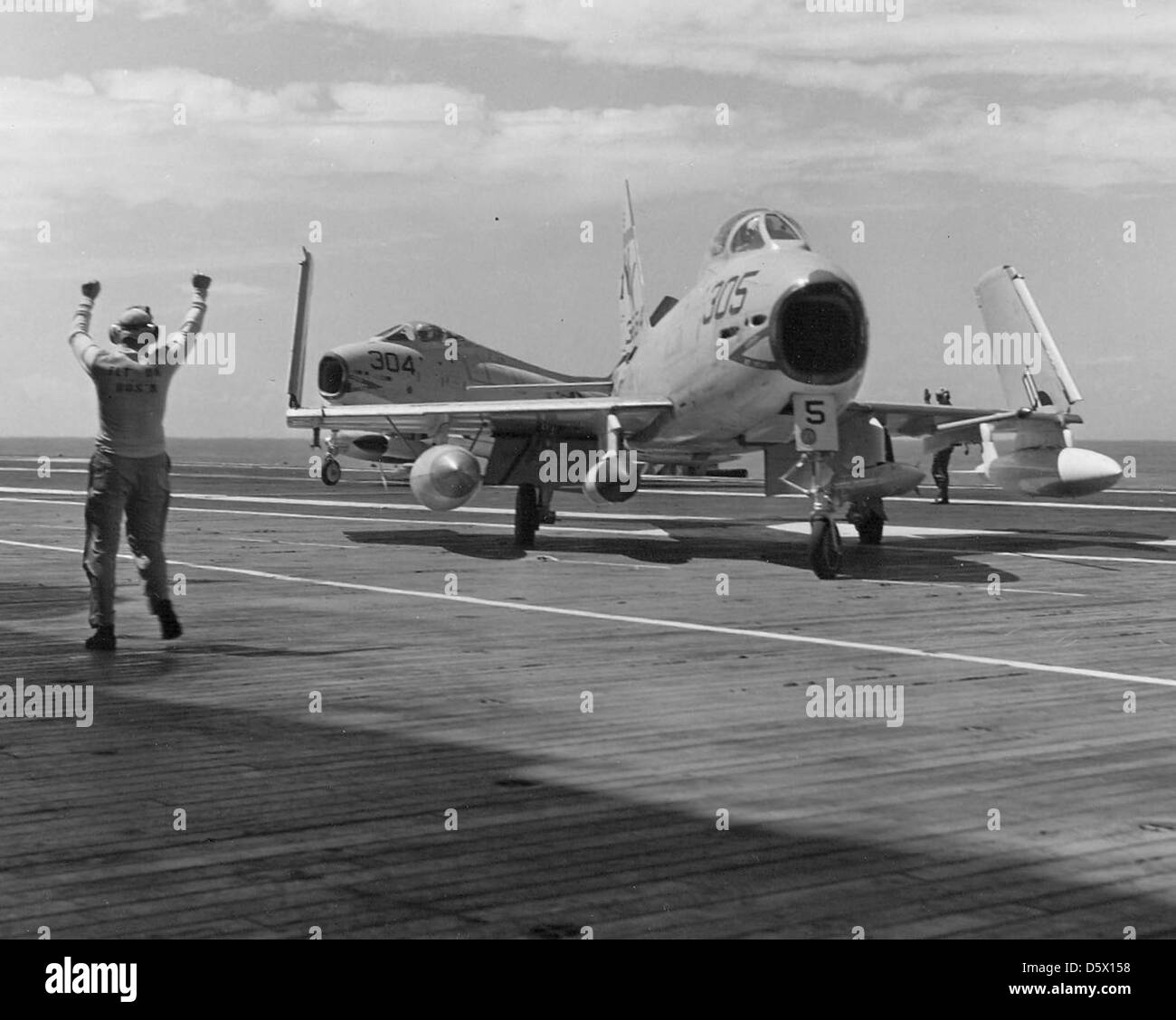 Le FJ-4B nord-américain 'Fury' des taxis va-146 sur le pont d'envol de l'USS ORISKANY (CVA-34) avant le lancement. Le FJ-4B était un chasseur basé sur porte-avions utilisé par la marine américaine pendant la guerre froide pour des missions de combat air-air et air-sol. Banque D'Images