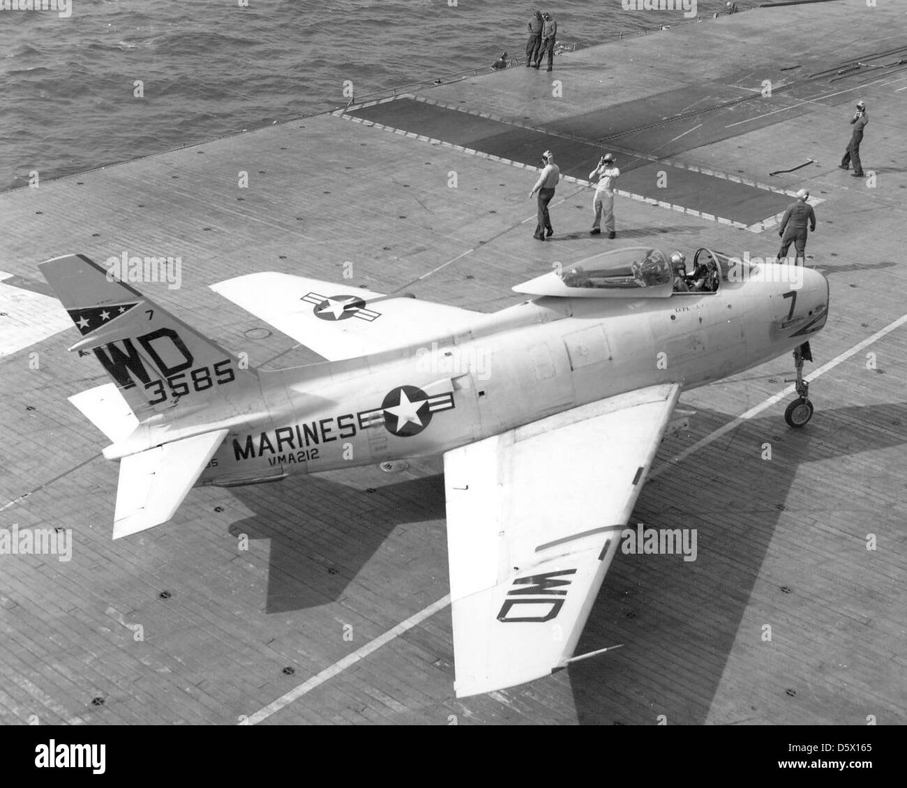 Un FJ-4B Fury nord-américain des taxis VMA-212 jusqu'à la catapulte de l'USS Oriskany, en préparation du lancement. Cet avion à réaction embarqué a été un élément clé des opérations de l'US Navy pendant la guerre froide. Banque D'Images