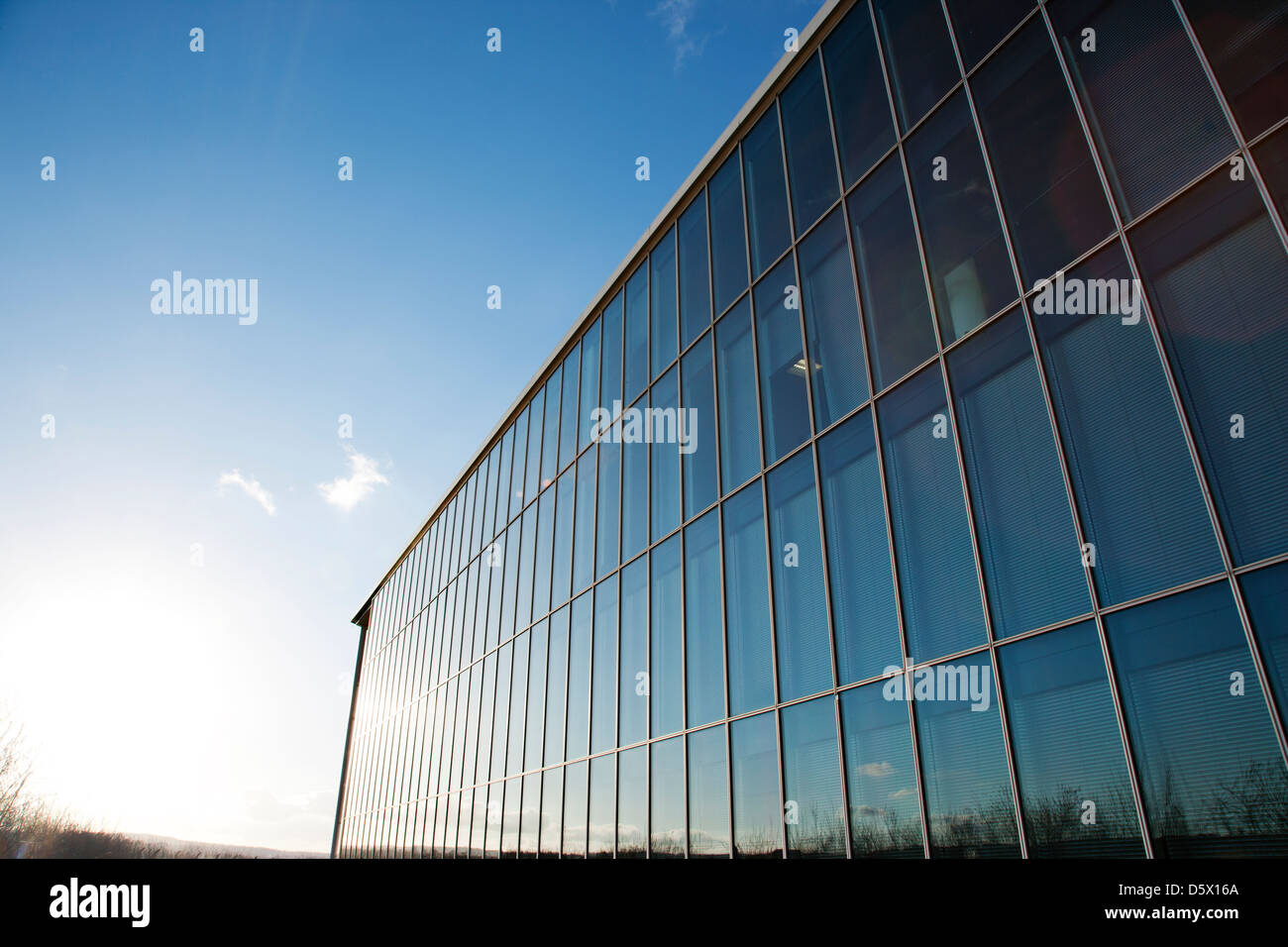 Ciel bleu reflété dans la construction moderne Banque D'Images