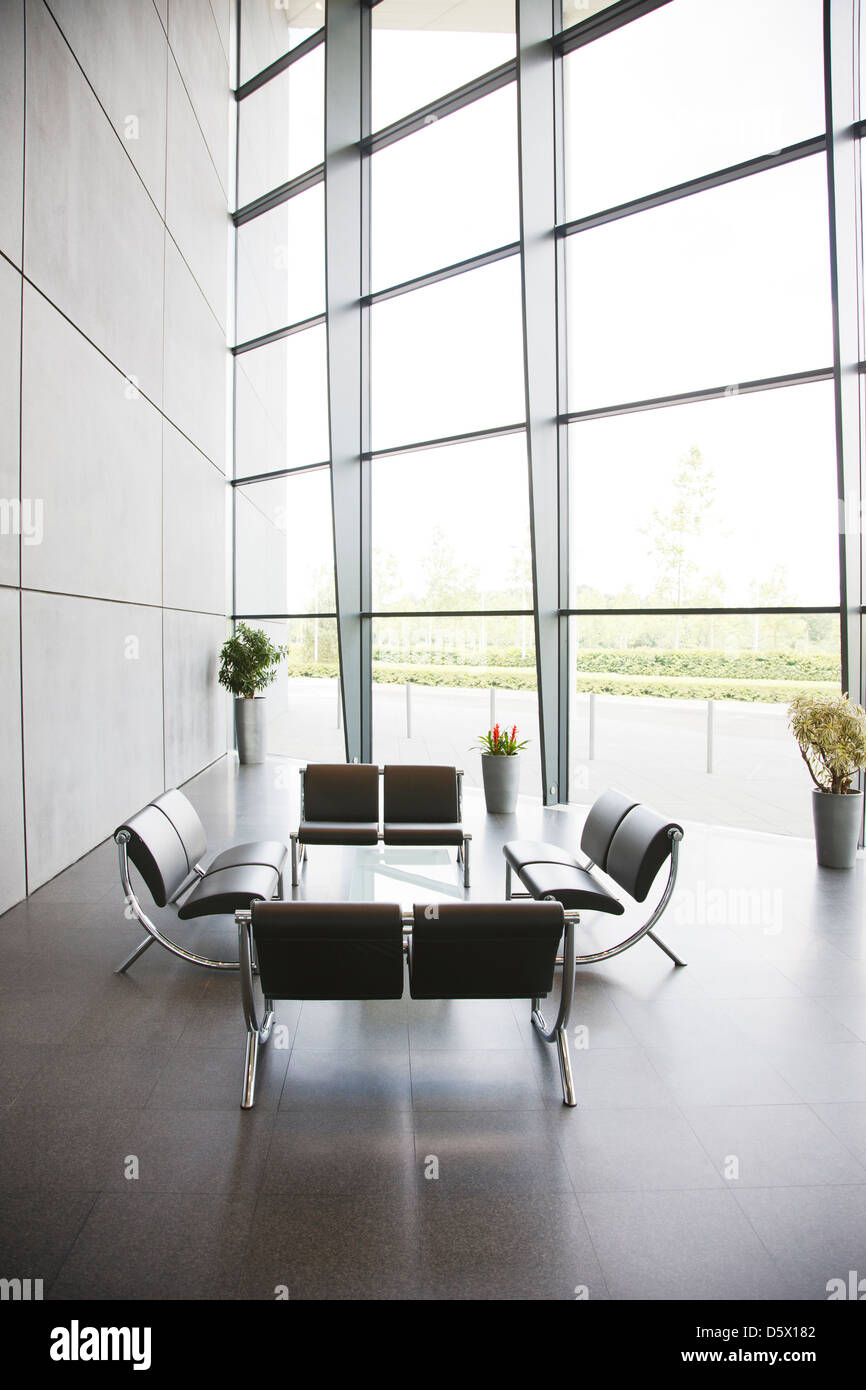 Chaises et table in office lobby Banque D'Images