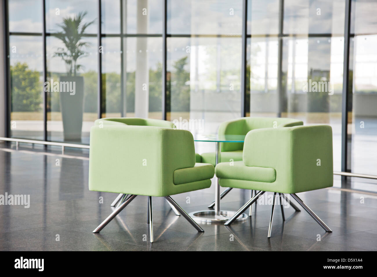 Chaises et table in office lobby Banque D'Images