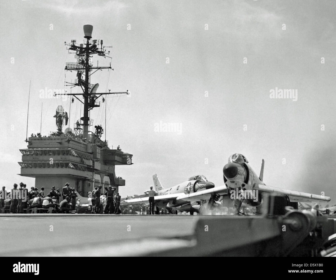 Les chasseurs McDonnell F3H-2M Demon du Fighter Squadron 61 (VF-61) sont prêts à être lancés depuis le pont de l'USS Saratoga (CVA-60) en 1957. Le Demon était un chasseur à porte-avions utilisé par la marine américaine pour la défense de la flotte et les missions de supériorité aérienne. Banque D'Images