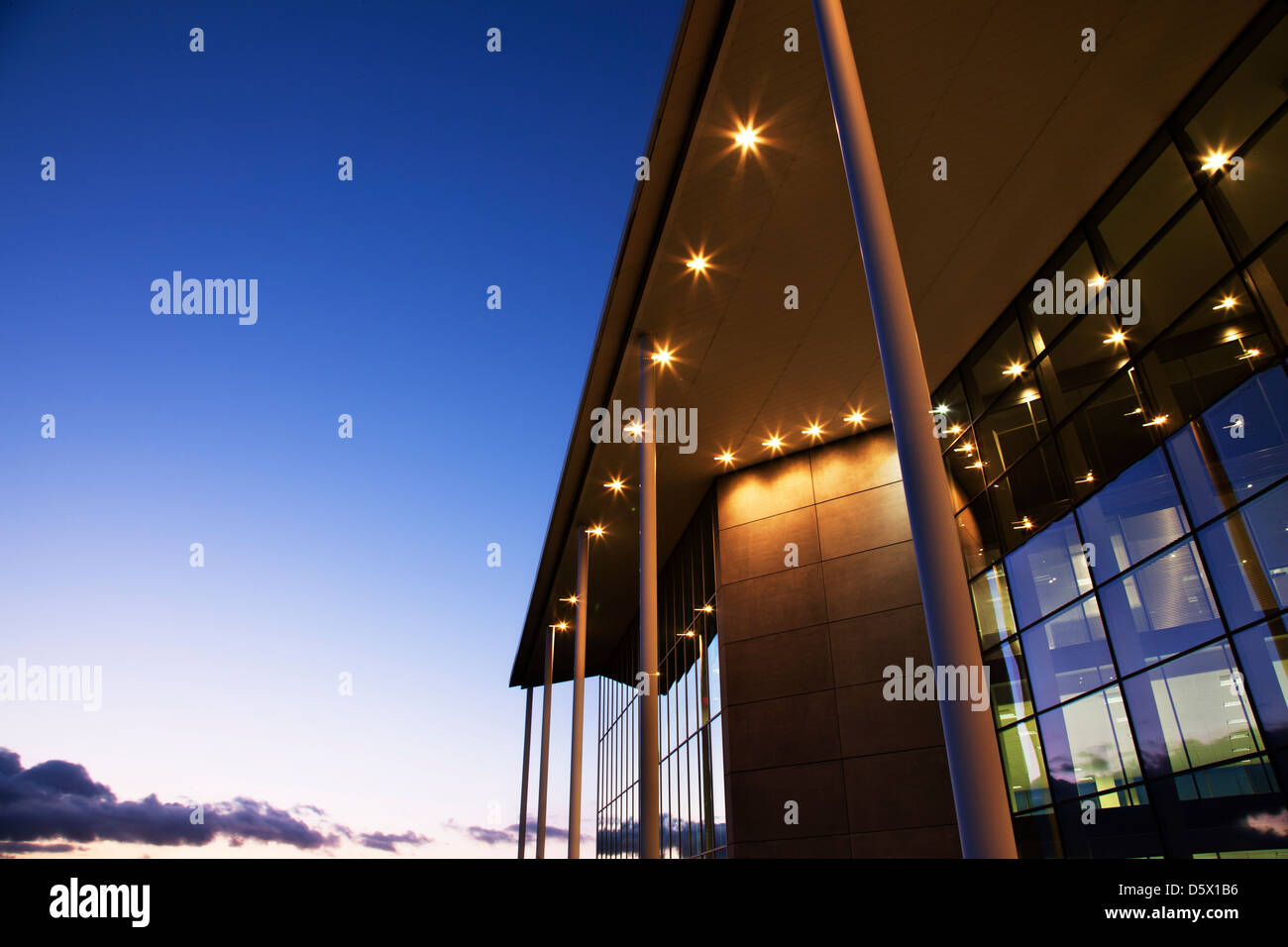 Bâtiment moderne allumé au coucher du soleil Banque D'Images