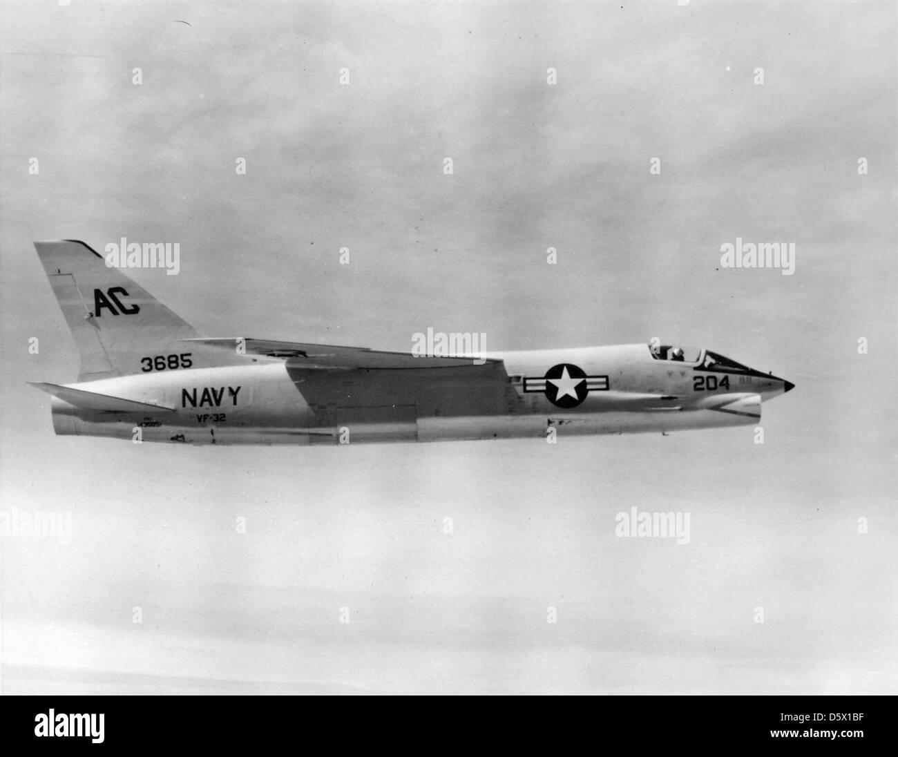 Vought F8U-1 'Crusader' de FS (VF) 32 l'USS Saratoga (CVA-60), 1958. Banque D'Images