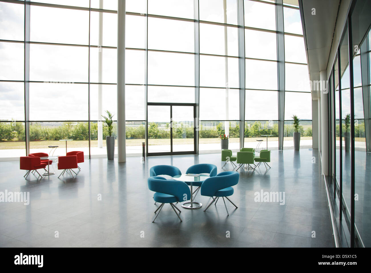 Chaises et tables in office lobby Banque D'Images