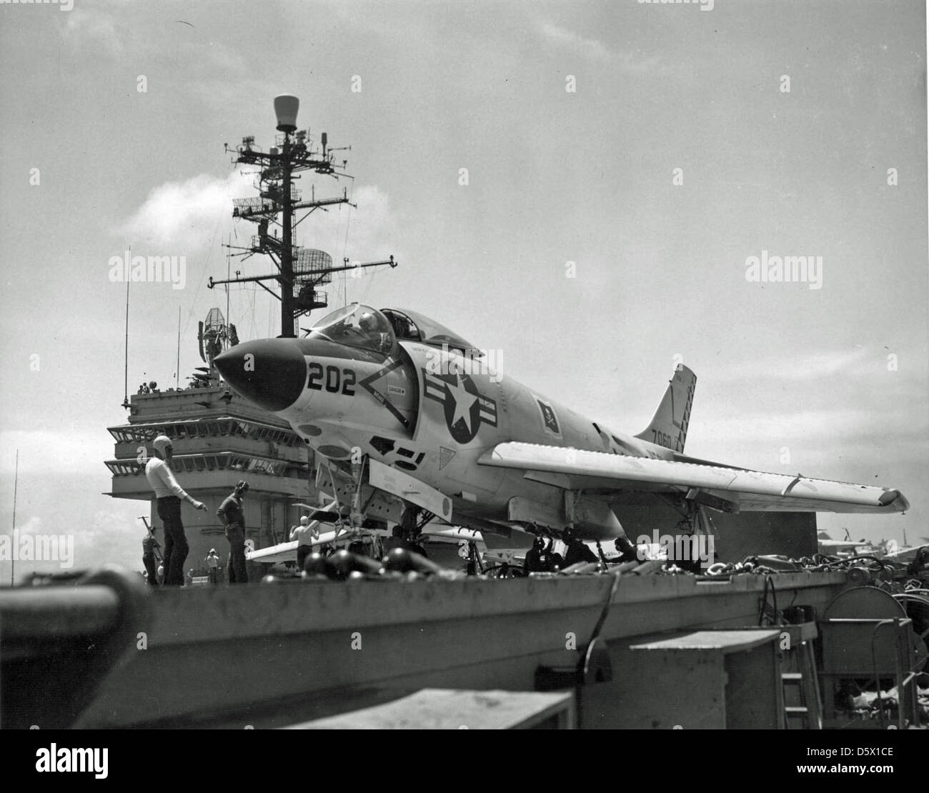 Le McDonnell F3H-2M 'Demon' du Fighter Squadron (VF) 61 est vu en préparation pour un lancement de catapulte à partir de l'USS Saratoga (CVA-60) en 1957. Le F3H-2M était un avion de chasse embarqué utilisé par l'US Navy dans les années 1950 Banque D'Images