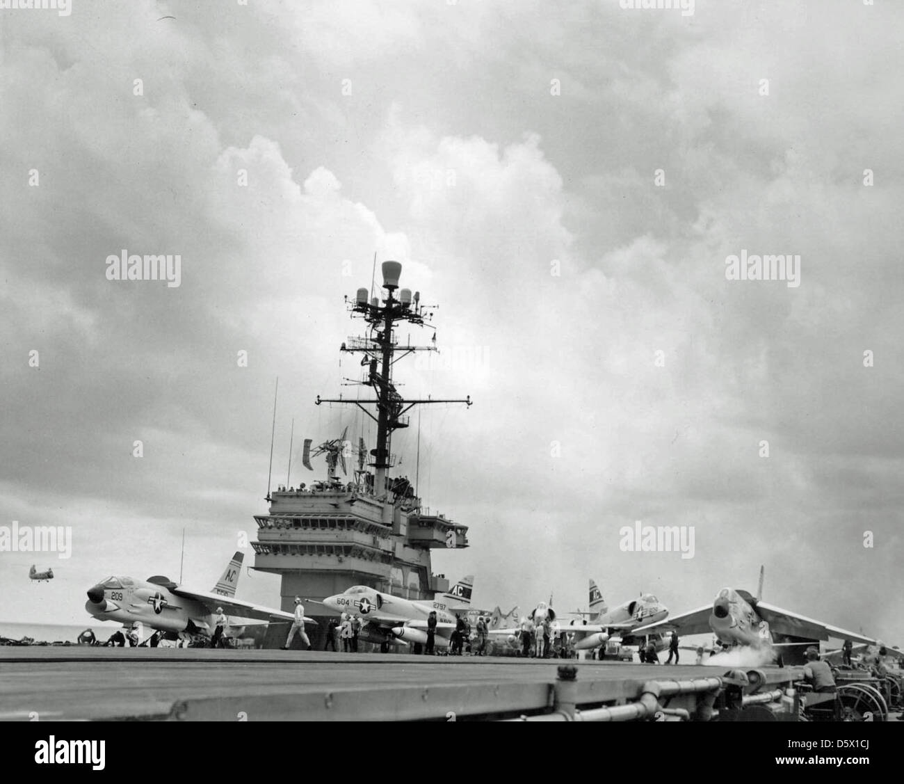 Les avions Crusader Vought F8U-1 du Fighter Squadron 32 (VF-32) sont montrés sur les catapultes à bord de l'USS Saratoga (CVA-60) en 1958, se préparant au lancement pendant les opérations de porte-avions. Banque D'Images