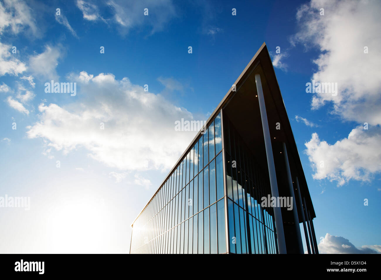 Ciel bleu reflété dans la construction moderne Banque D'Images
