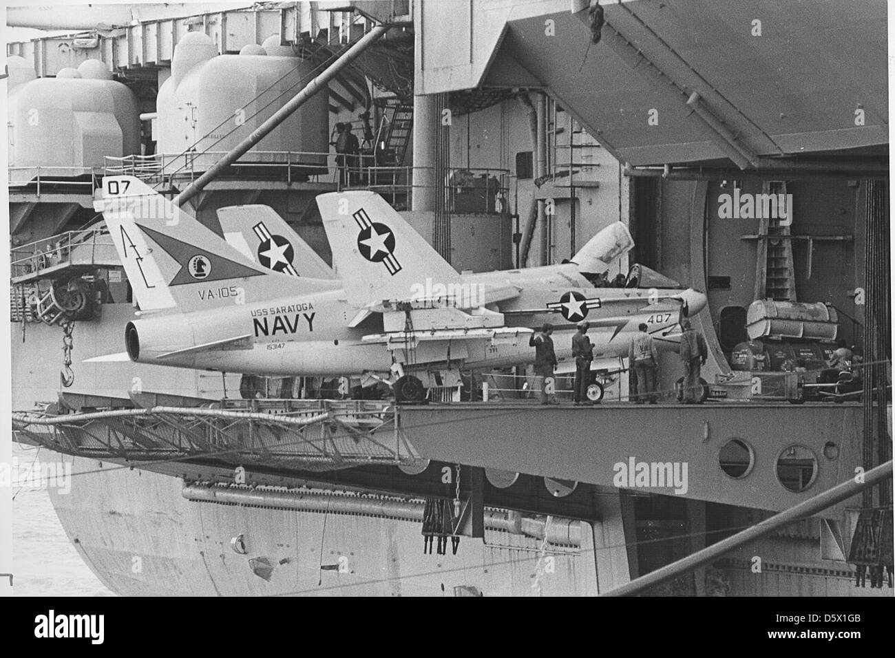 Un LTV A-7A Corsair II du Attack Squadron 105 est montré sur un ascenseur à bord de l'USS Saratoga (CVA-60). L'A-7A était un avion d'attaque à porte-avions utilisé par la marine américaine. Banque D'Images