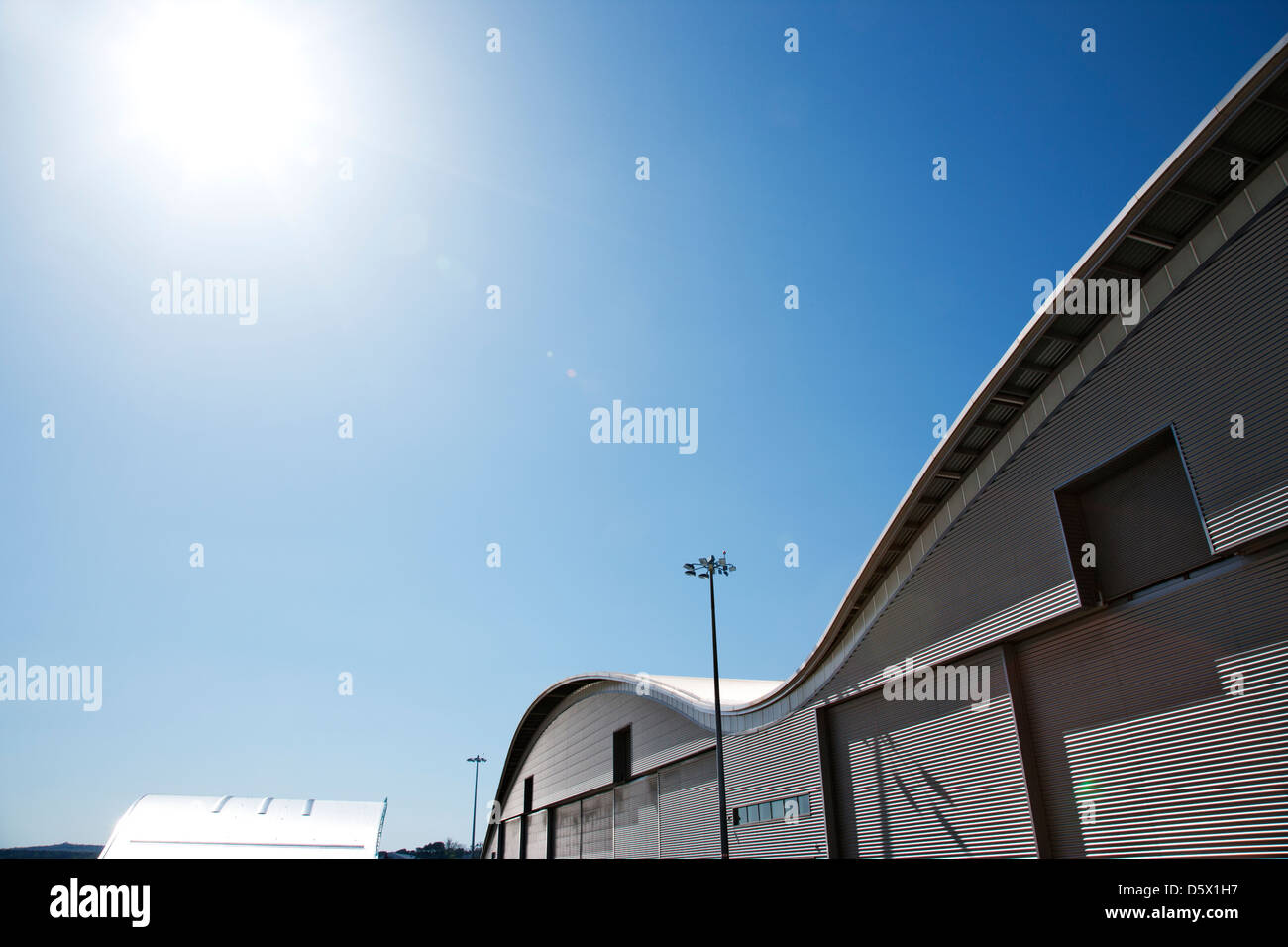 Panneaux toit d'entrepôt et ciel bleu Banque D'Images