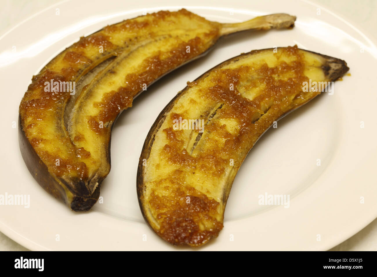 Bananes cuites au four sont servis en dessert. Banque D'Images
