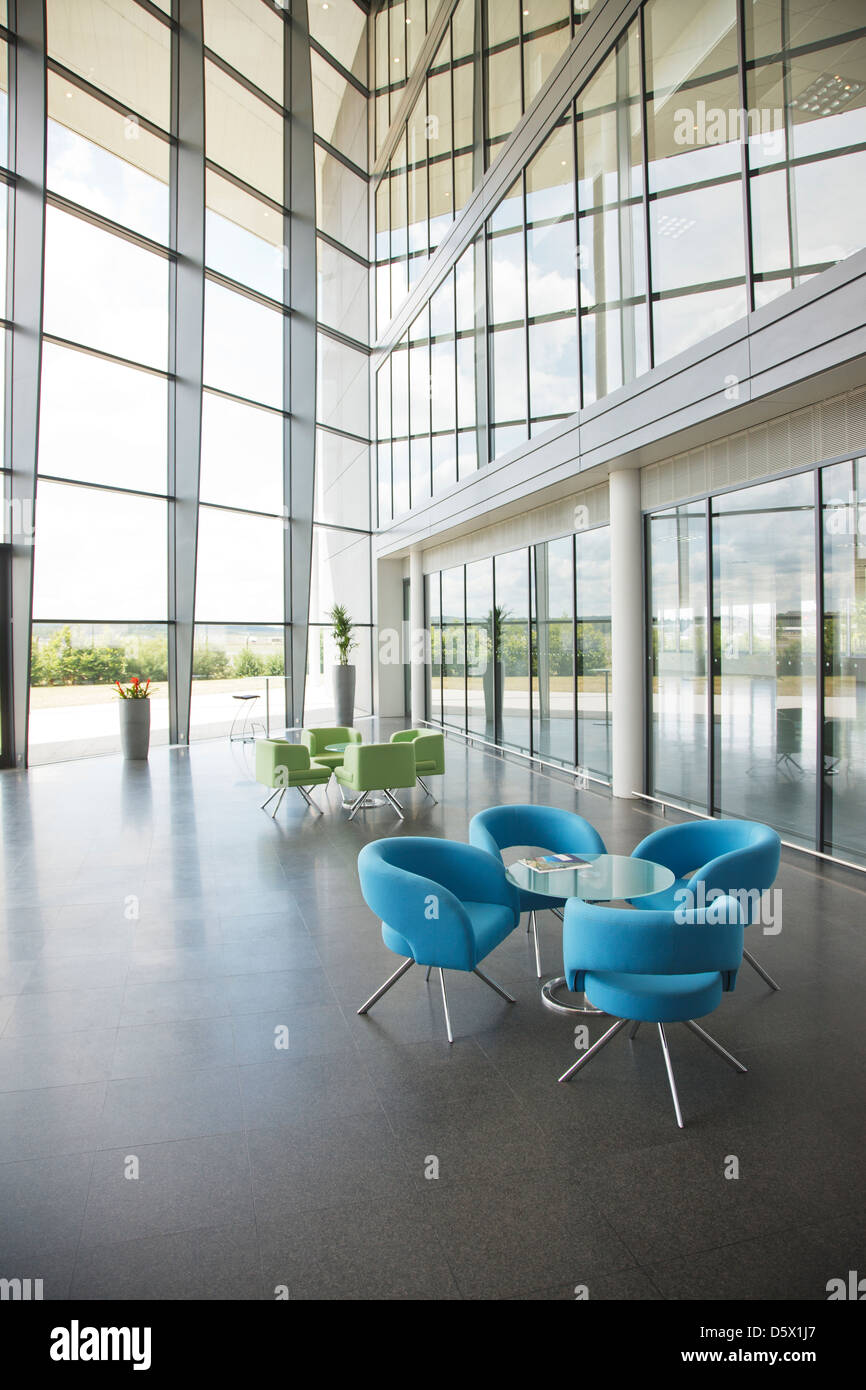 Chaises et table in office lobby Banque D'Images
