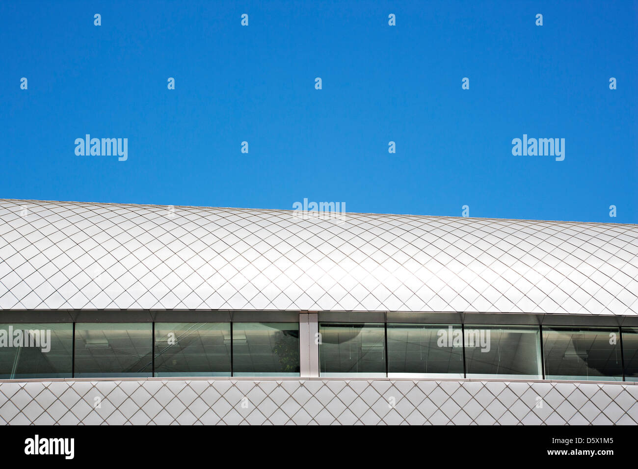 Toit d'un bâtiment moderne et ciel bleu Banque D'Images