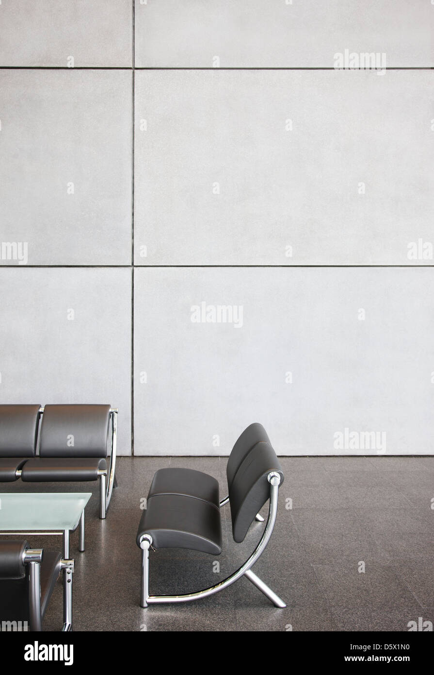 Chaises et table in office lobby Banque D'Images