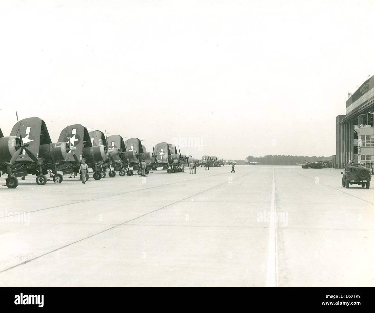 Les chasseurs Corsair Vought F4U sont présentés alignés sur la ligne de vol pendant la seconde Guerre mondiale. Connu pour son aile goélette distinctive, le Corsair a été l'un des chasseurs à porte-avions les plus efficaces de l'histoire de l'aviation navale. Banque D'Images