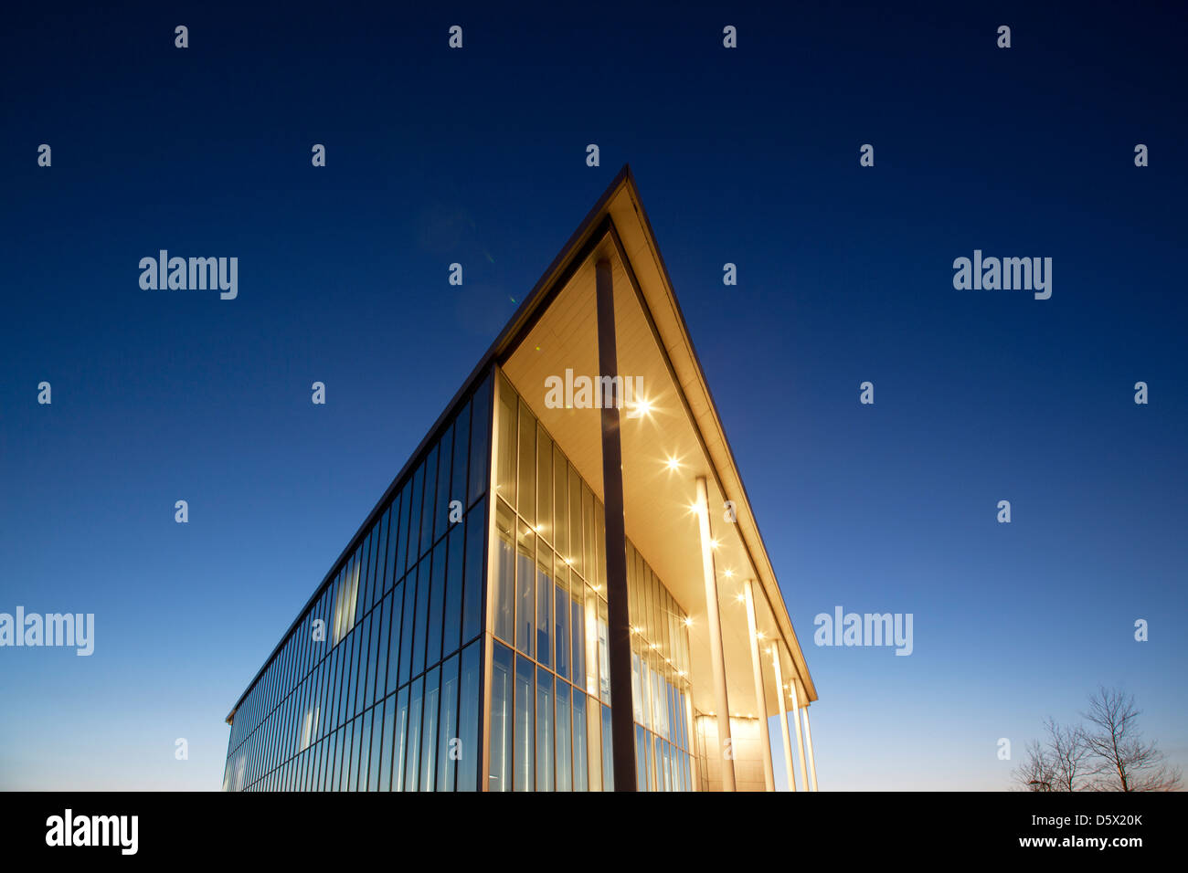 Bâtiment moderne éclairé au crépuscule Banque D'Images